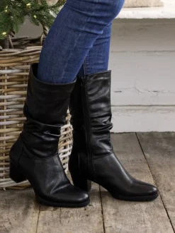 Boots Laura