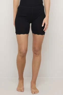 Flora Shorts i merinoull med blondekant