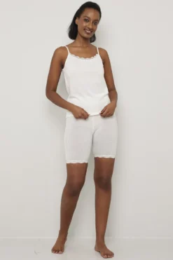 Flora Shorts i merinoull med blondekant