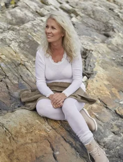 Flora Trøye i merinoull med blondekant