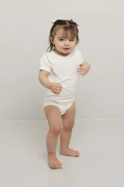 Kortermet body med broderi anglaise
