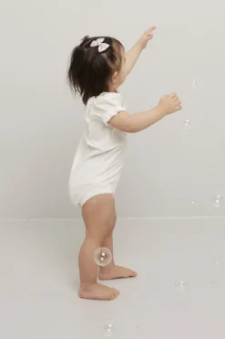 Kortermet body med broderi anglaise