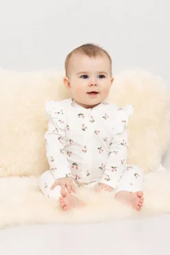 Pyjamas med søtt mønster og volang på skulder