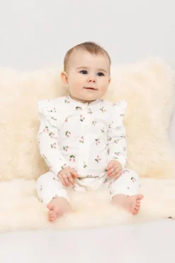 Pyjamas med søtt mønster og volang på skulder