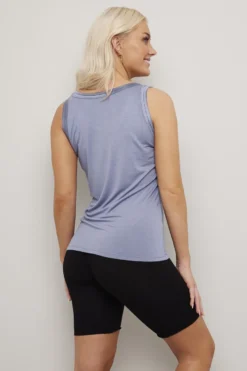 Singlet med satengbånd